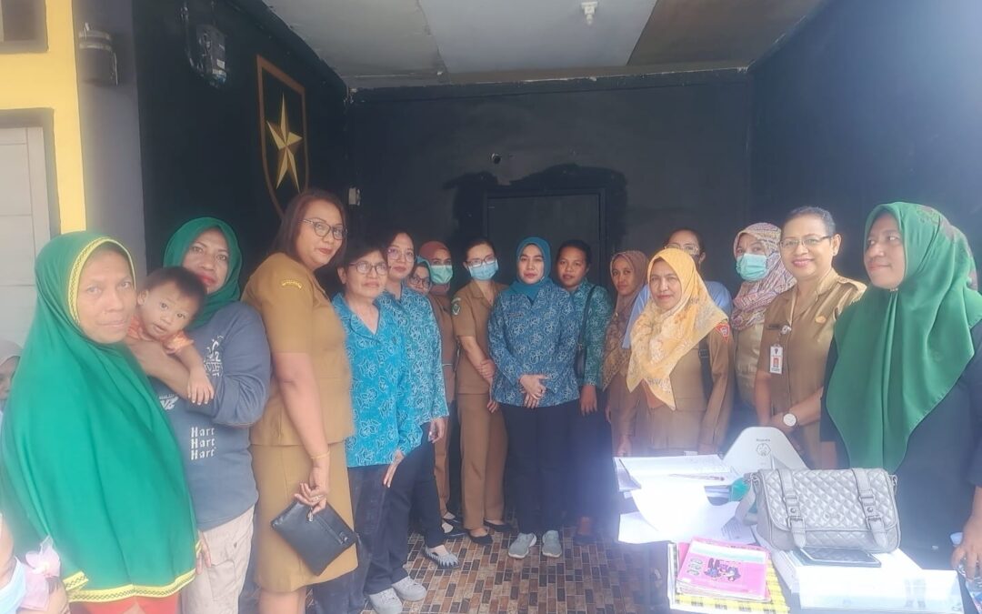 Kunjungan Ketua TP-PKK Kecamatan Sirimau dalam rangka peninjauan proses pelayanan Posyandu di negeri Hative Kecil.