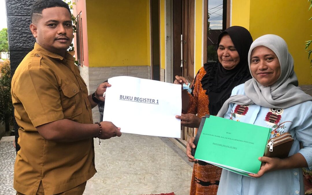 Penyerahan Buku Register Posyandu Di Negeri Hative Kecil.
