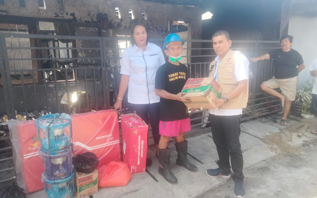 Pemerintah Kota Ambon Melalui Dinas Sosial Kota Ambon, Didampingi Oleh Pemerintah Negeri hative Kecil, Menyerahkan Bantuan Kepada Kel. Lilihata, Korban Kebakaran di RT : 002 RW : 01