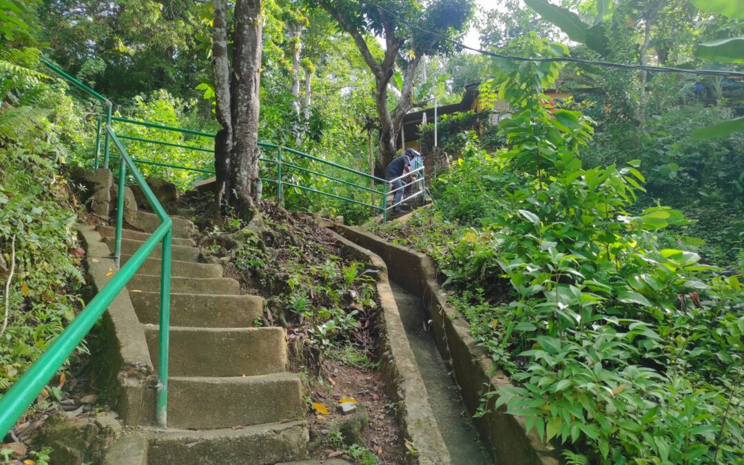 Pemerintah Negeri Membangun Reling Tangga Di RT : 001 RW : 003.