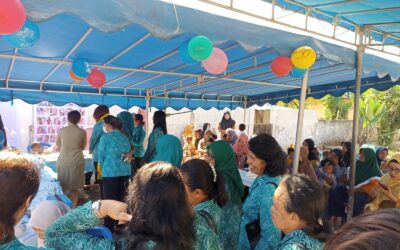 Kunjungan Ketua TP PKK Kota Ambon Lisa M. Wattimena di Posyandu Pinang Putih Negeri Hative Kecil.