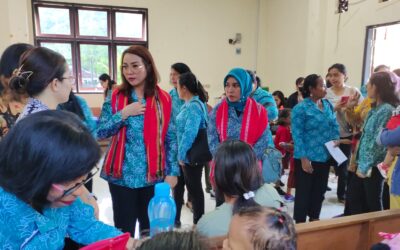 Ketua PKK Kota Ambon. Nyonya. Lissa Wattimena, menungjungi Posyandu Aster Negeri Hative Kecil, Kamis 16 Maret 2023