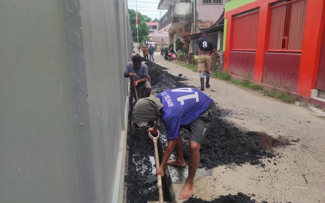 Atasi Genangan Air, Pemerintah Negeri Hative Kecil Normalisasi Drainase di Depan Kantor Negeri