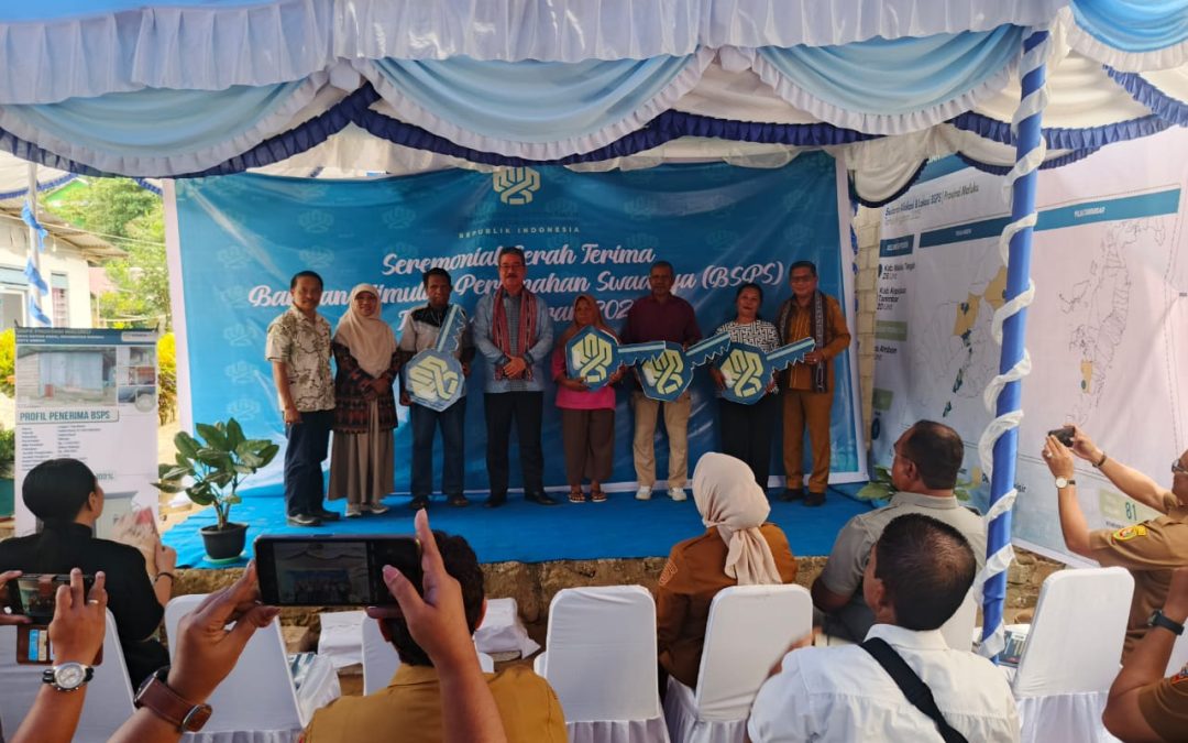 Wujudkan Hunian Layak, Gubernur Maluku dan Walikota Ambon Serahkan Bantuan BSPS di Hative Kecil